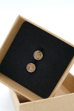 Lade das Bild in den Galerie-Viewer, Kork-Ohrstecker Silber 6mm